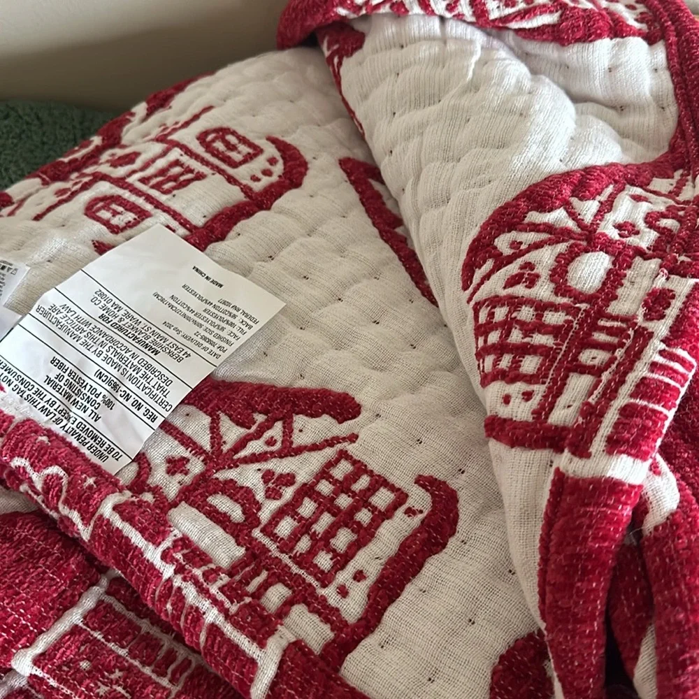 Berkshire Home Holiday Gingerbread Throw Blanket Red & White NEW
